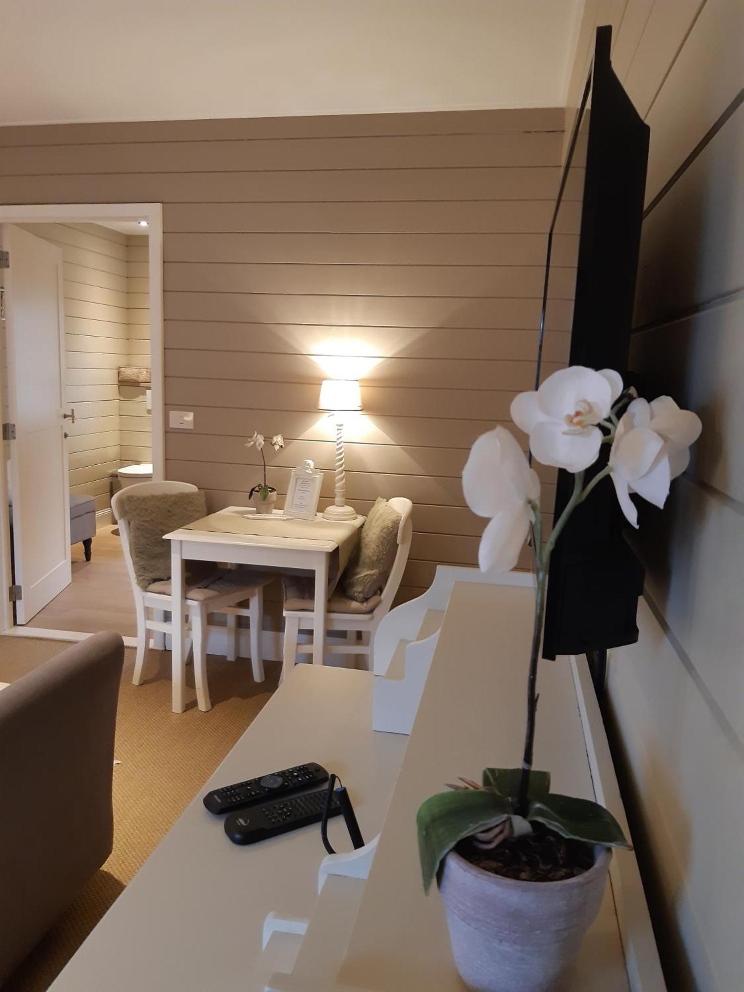 Casa-Cosi, Tourist & Business Suites & Flats With Reserved Parking And Private Terraces In Shared Garden With Seasonal Pool Included, Private Sauna Available Локерен Экстерьер фото